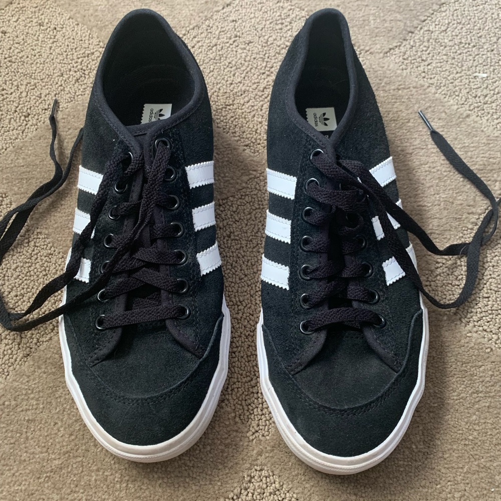 EUC Adidas court style shoes